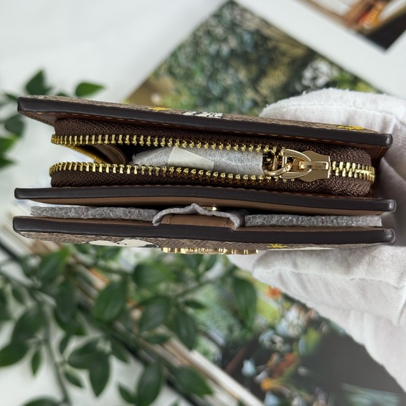 SOLD๐ Coach X Peanuts Snap Wallet In Signature Canvas With Snoopy Print CBN32 - Picture 9 of 15